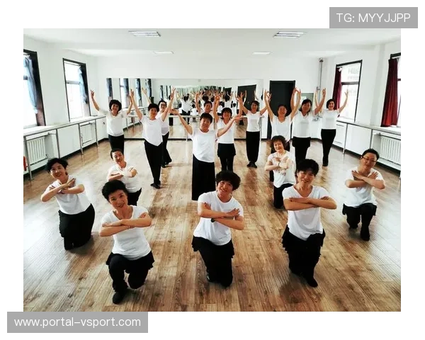 教练王振芳耐心指导，学生从手忙脚乱到熟练控球