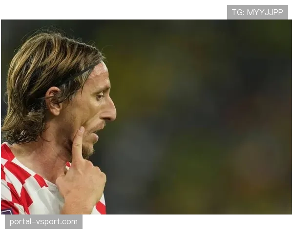 终场哨响，克罗地亚老将莫德里奇跪地掩面瞬间